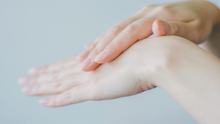 Testiranje na alergene 1 persons hand holding babys hand